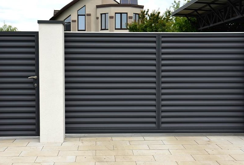 Horizontal fencing is a popular garden design trend which can completely transform the look of your outside space, whether it’s for privacy or to add a contemporary look to a garden.