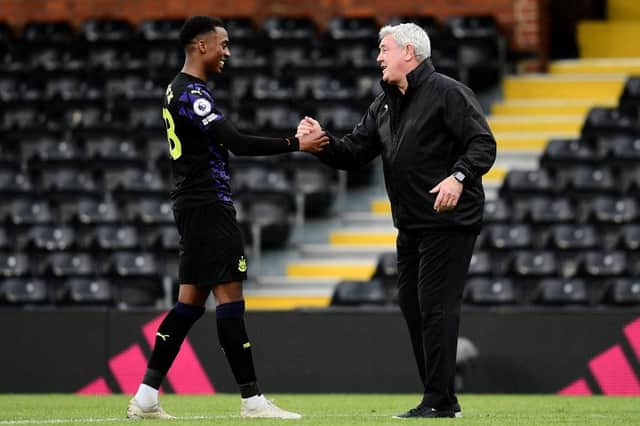 Steve Bruce, Manager of Newcastle United walks off with Joe Willock of Newcastle United following the Premier League match between Fulham and Newcastle United at Craven Cottage on May 23, 2021 in London, England. (Photo by Alex Broadway/Getty Images)