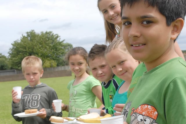 An al fresco meal in 2008. Recognise anyone?