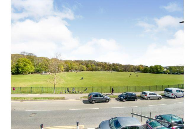 With stunning views over Endcliffe Park and no onward chain, this home could be perfect for buyers looking to be in the hustle and bustle of Endcliffe, Hunter's Bar and Ecclesall Road. For details visit https://www.purplebricks.co.uk/property-for-sale/4-bedroom-end-of-terrace-house-sheffield-1168923,