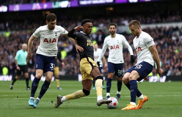 Joe Willock of Newcastle United is challenged by Ben Davies of Tottenham Hotspur during the Premier League match between Tottenham Hotspur and Newcastle United at Tottenham Hotspur Stadium on April 03, 2022 in London, England. (Photo by Ryan Pierse/Getty Images)