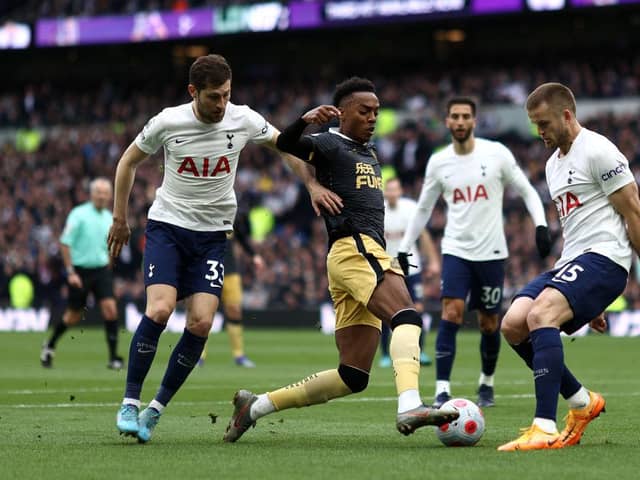 Joe Willock of Newcastle United is challenged by Ben Davies of Tottenham Hotspur during the Premier League match between Tottenham Hotspur and Newcastle United at Tottenham Hotspur Stadium on April 03, 2022 in London, England. (Photo by Ryan Pierse/Getty Images)