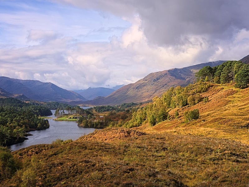 In the middle of the wilderness of the Highlands, about 25 miles southwest of Beauly, the hike around Loch Affric is only for the more committed walkers, being around 11 miles and taking around five hours to finish. The reward is some of the finest views of Scotland combined with trnaquil woodland walks.