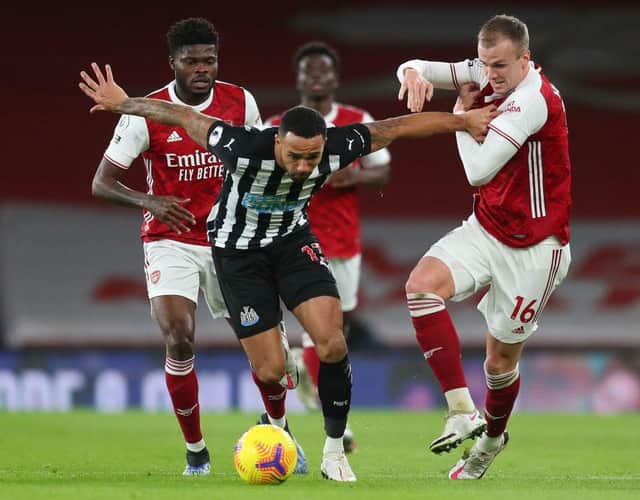 Callum Wilson vies with Thomas Partey.
