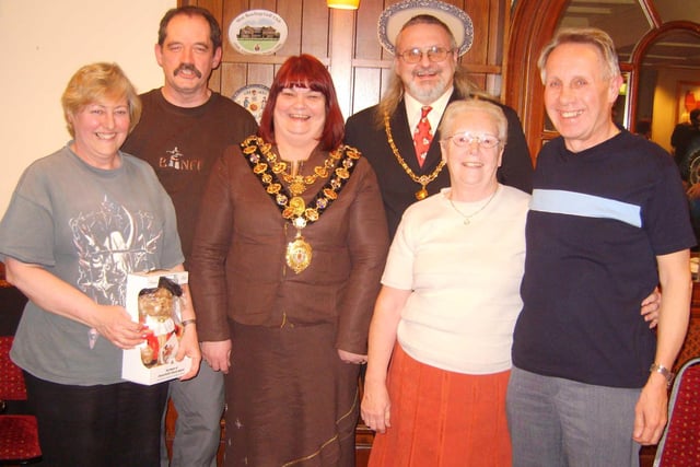 The Mayor of Chesterfield’s annual fundraising event for the Mayor’s Appeal, the 'Night of 100 Questions' quiz, proved as popular as ever in 2008 which was hosted by Gerrard and Julie Wood, landlord and landlady of The Olde House