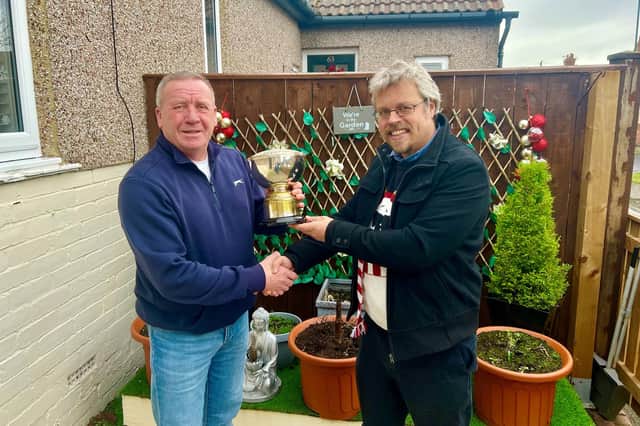 Billy Parker receiving his trophy from DAMHA Chief Executive, Paul Mullis.