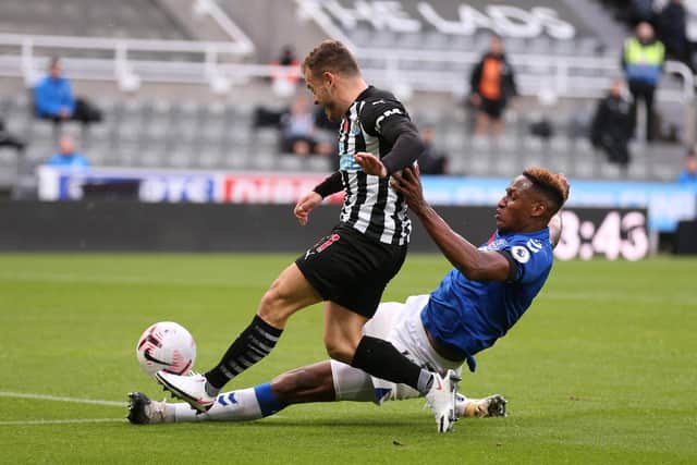 NEWCASTLE UPON TYNE, ENGLAND - NOVEMBER 01: Ryan Fraser of Newcastle United crosses the ball under pressure from Yerry Mina of Everton during the Premier League match between Newcastle United and Everton at St. James Park on November 01, 2020 in Newcastle upon Tyne, England.