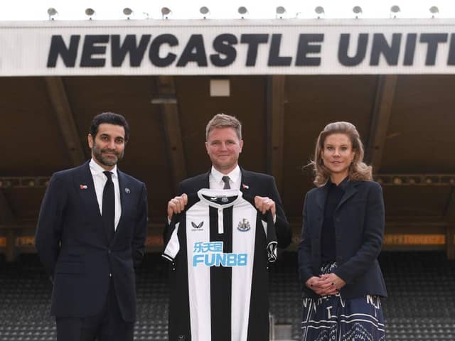 Newcastle United head coach Eddie Howe alongside part-owners Amanda Staveley and Mehrdad Ghodoussi. (Photo by Stu Forster/Getty Images)