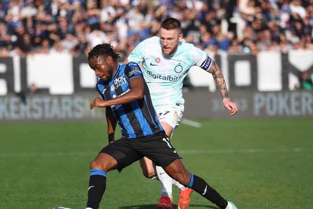 BERGAMO, ITALY - NOVEMBER 13: Ademola Lookman competes for the ball with Milan Skriniar of Inter during the Serie A match between Atalanta BC and FC Internazionale at Gewiss Stadium on November 13, 2022 in Bergamo, Italy. (Photo by Maurizio Lagana/Getty Images)