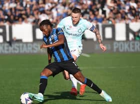BERGAMO, ITALY - NOVEMBER 13: Ademola Lookman competes for the ball with Milan Skriniar of Inter during the Serie A match between Atalanta BC and FC Internazionale at Gewiss Stadium on November 13, 2022 in Bergamo, Italy. (Photo by Maurizio Lagana/Getty Images)