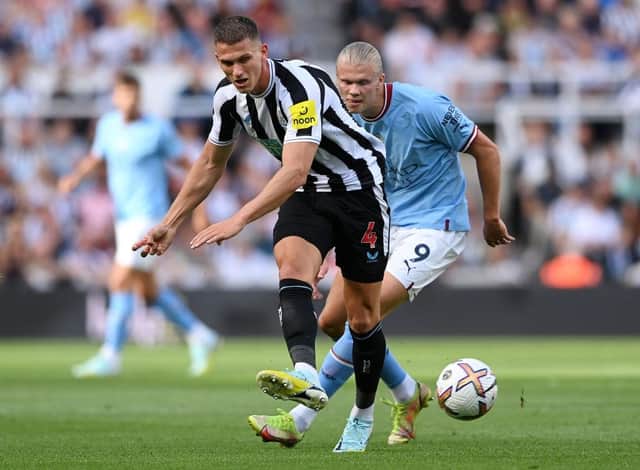 Sven Botman of Newcastle United is marked by Erling Haaland of Manchester City during the Premier League match between Newcastle United and Manchester City at St. James Park on August 21, 2022 in Newcastle upon Tyne, England. (Photo by Stu Forster/Getty Images)