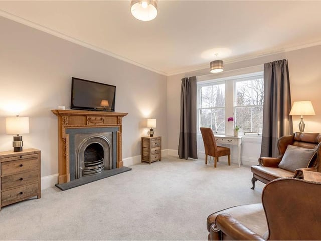 Bedroom / Sitting room.