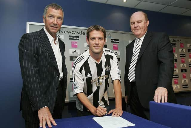 Michael Owen signs for Newcastle United flanked by team manager, Graeme Souness and Chairman, Freddy Shepherd (Photo by Alex Livesey/Getty Images)