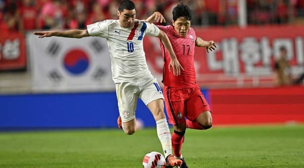Paraguay's Miguel Almiron (L) fights for the ball with South Korea's Na Sang-ho (R) during a friendly football match between South Korea and Paraguay in Suwon on June 10, 2022. (Photo by Jung Yeon-je / AFP) (Photo by JUNG YEON-JE/AFP via Getty Images)