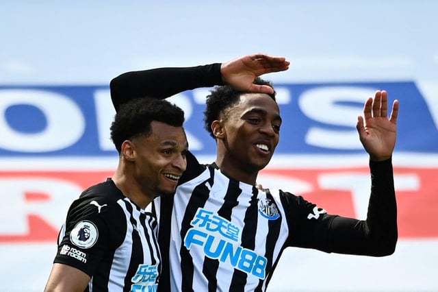 Joe Willock celebrates his goal against West Ham United with Jacob Murphy, left.