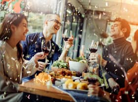 Aim for a dinner party with no more than six guests according to survey (photo: Adobe)