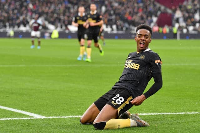 Newcastle United's English midfielder Joe Willock celebrates after scoring a goal during the English Premier League football match between West Ham and Newcastle United at the London Stadium, in London on February 19, 2022. (Photo by JUSTIN TALLIS/AFP via Getty Images)