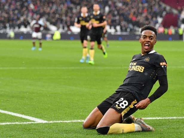 Newcastle United's English midfielder Joe Willock celebrates after scoring a goal during the English Premier League football match between West Ham and Newcastle United at the London Stadium, in London on February 19, 2022. (Photo by JUSTIN TALLIS/AFP via Getty Images)