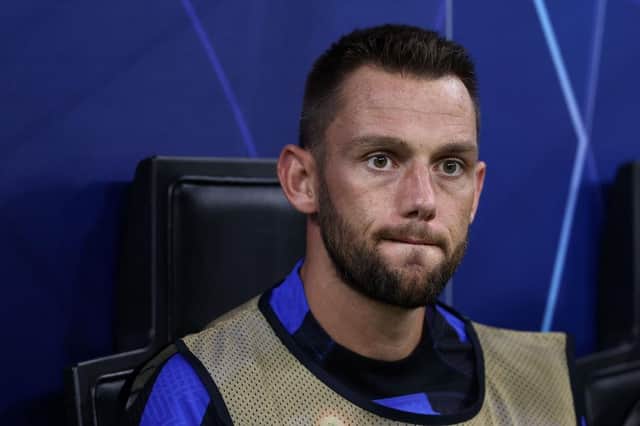 Stefan De Vrij of FC Internazionale looks on prior to the UEFA Champions League group C match between FC Internazionale and FC Bayern München at San Siro Stadium on September 07, 2022 in Milan, Italy. (Photo by Francesco Scaccianoce/Getty Images)