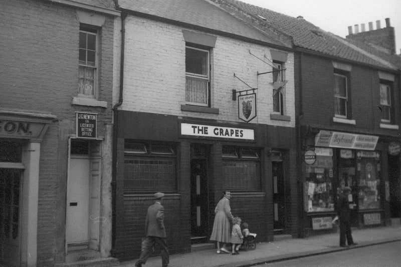The Grapes, in Dundas Street, gets our attention in this 1961 scene. It was open from 1826 to 1986. Photo: Ron Lawson.