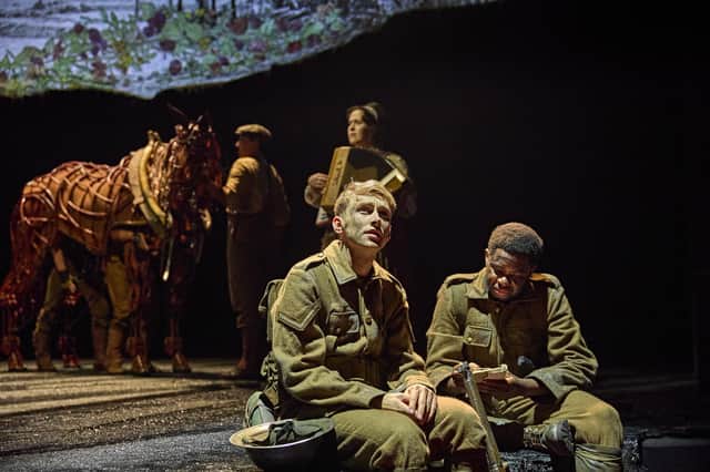 Tom Sturgess (Albert Narracott), Ike Bennett (David Taylor) in War Horse. Credit Brinkhoff-Moegenburg 2118-R