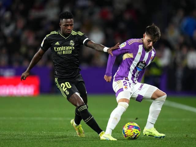 Ivan Fresneda of Real Valladolid CF is challenged by Vinicius Junior of Real Madrid during the LaLiga Santander match between Real Valladolid CF and Real Madrid CF at Estadio Municipal Jose Zorrilla on December 30, 2022 in Valladolid, Spain. (Photo by Angel Martinez/Getty Images)