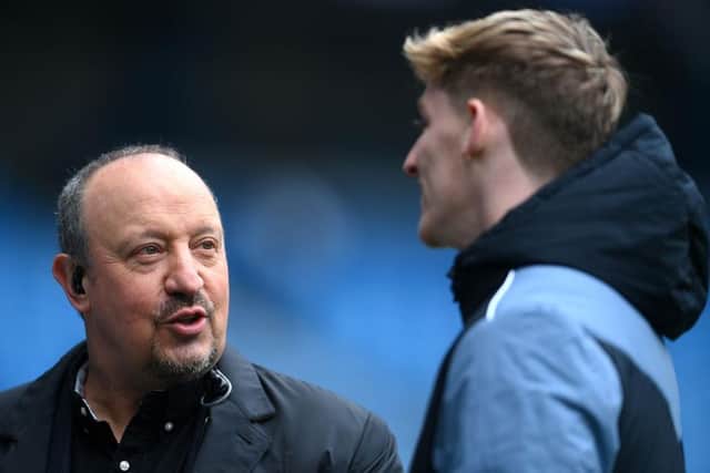 Anthony Gordon of Newcastle United speaks to Rafael Benitez prior to the Premier League match between Manchester City and Newcastle United at Etihad Stadium on March 04, 2023 in Manchester, England. (Photo by Laurence Griffiths/Getty Images)