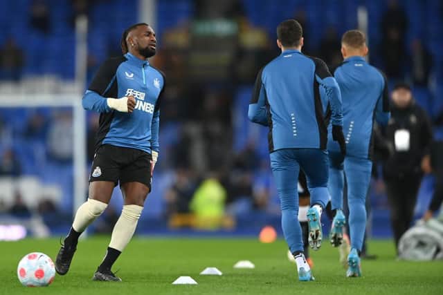 Allan Saint-Maximin warms up at Goodison Park.