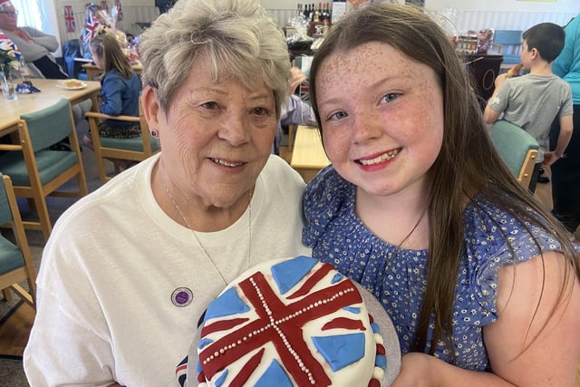 Lilian Porter with her great-granddaughter Jessica Haslam, holding the Jubilee cake they made.
