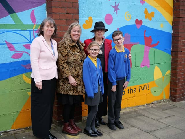 Maria Robinson (headteacher), Geri Mole (artist), Cllr Freda Geddes (l-r) with the mural