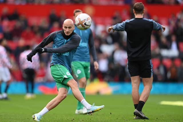 Jonjo Shelvey of Newcastle United warms up prior to the Premier League match between Manchester United and Newcastle United at Old Trafford on October 16, 2022 in Manchester, England. (Photo by Stu Forster/Getty Images)