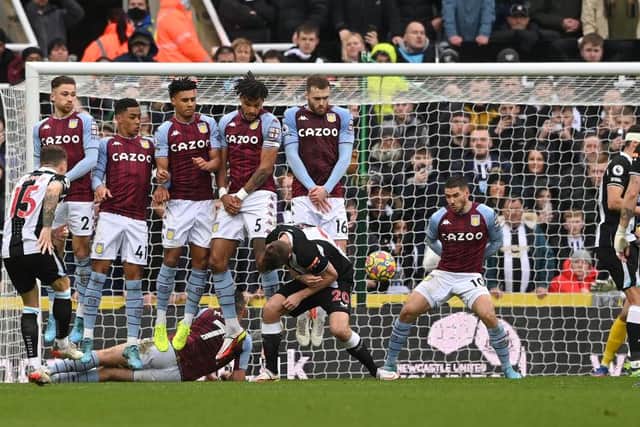 Newcastle full back Kieran Trippier (l) scores the winning goal from a free kick during the Premier League match between Newcastle United and Aston Villa at St. James Park on February 13, 2022 in Newcastle upon Tyne, England. (Photo by Stu Forster/Getty Images)
