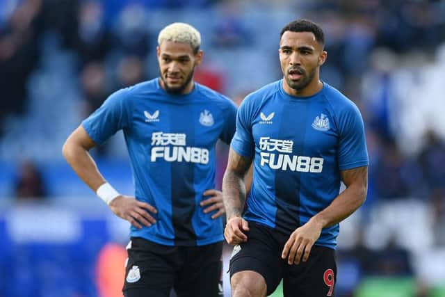 Callum Wilson of Newcastle United looks on as he warms up prior to the Premier League match between Leicester City and Newcastle United at The King Power Stadium on December 12, 2021 in Leicester, England. (Photo by Gareth Copley/Getty Images)