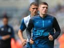 Newcastle United's English midfielder Elliot Anderson warms up on Sunday.