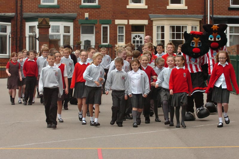 The start of a Niall's Mile walk at Barnes Junior School in 2009.
