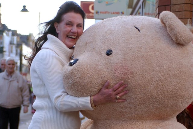 A hug for Roly the bear in 2004 but who can tell us more about this happy scene?