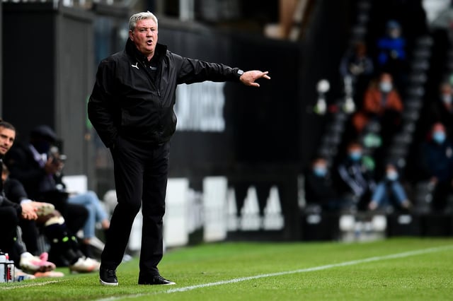 LONDON, ENGLAND - MAY 23: Steve Bruce, Manager of Newcastle United gives instructions to his team during the Premier League match between Fulham and Newcastle United at Craven Cottage on May 23, 2021 in London, England. A limited number of fans will be allowed into Premier League stadiums as Coronavirus restrictions begin to ease in the UK. (Photo by Alex Broadway/Getty Images)