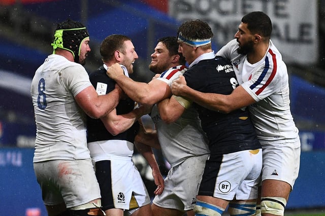 Finn Russell s'implique dans un tête-à-tête contre la France. L'impasse écossaise a été éjectée plus tard dans le match. Image: Anne-Christine Poujoulat / AFP via Getty Images