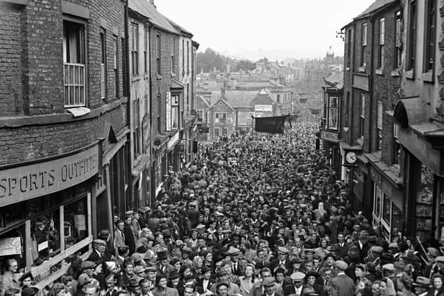 Gala crowds heading home from the racecourse in the 1950s.