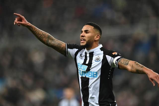 Newcastle captain Jamaal Lascelles organises his players during the Premier League match between Newcastle United  and  Manchester United at St. James Park on December 27, 2021 in Newcastle upon Tyne, England. (Photo by Stu Forster/Getty Images)