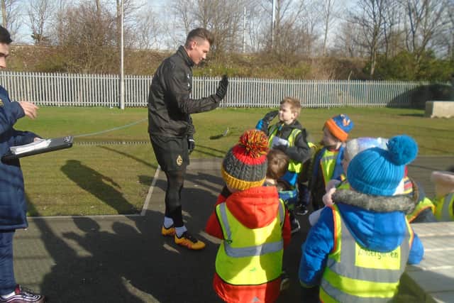 The children met the first team players.
