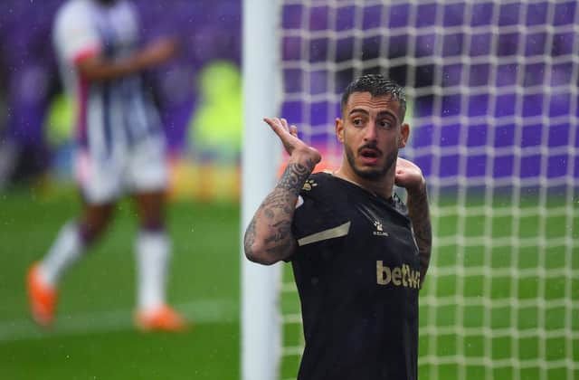 Joselu playing for Deportivo Alaves.