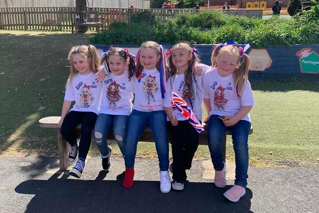 Alexis, Tiarna, Emily, Amelia & Lydia show off their Jubilee t-shirts and ribbons. Looking good!