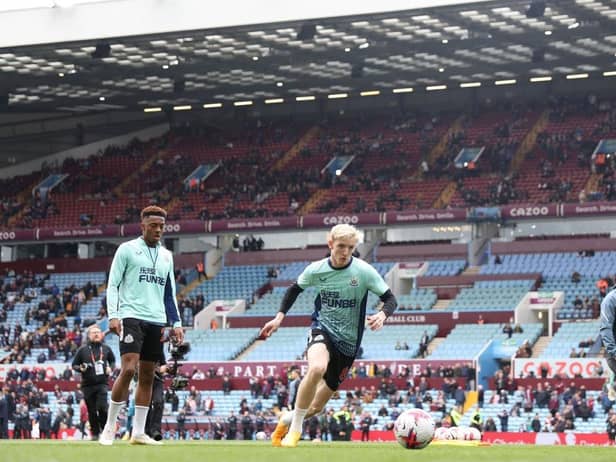 Newcastle United's Anthony Gordon warms up.