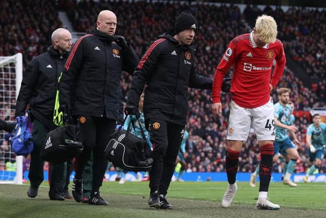 Manchester United's Alejandro Garnacho leaves the pitch with an injury.