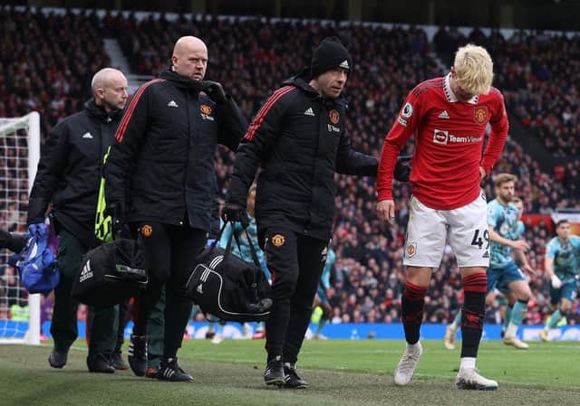 Manchester United's Alejandro Garnacho leaves the pitch with an injury.