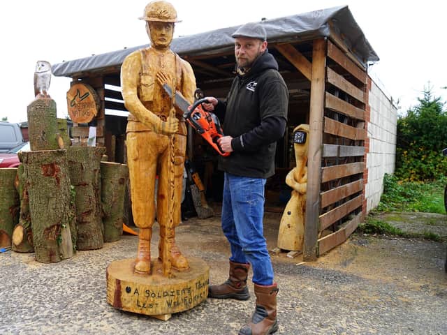Chainsaw artist create life-size WW2 soldier for Remembrance Day