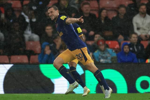 Chris Wood of Newcastle United celebrates with teammates after scoring their team's second goalduring the Premier League match between Southampton FC and Newcastle United at Friends Provident St. Mary's Stadium on November 06, 2022 in Southampton, England. (Photo by David Cannon/Getty Images)