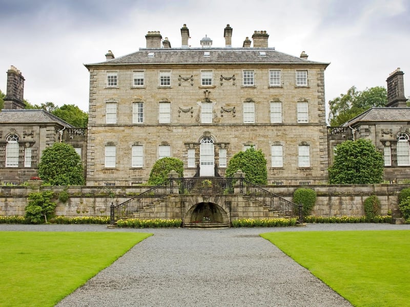 Set in the south of the city, Pollok Country Park has acres of woodland trails for hiking, fields of Highland cattle, pretty lakes and the majestic Pollok House with its extensive formal guardens open to the public. Directly in front of the house is one of Glasgow's best picnicking spots, a grassy area overlooking a river and picturesque stone bridge.