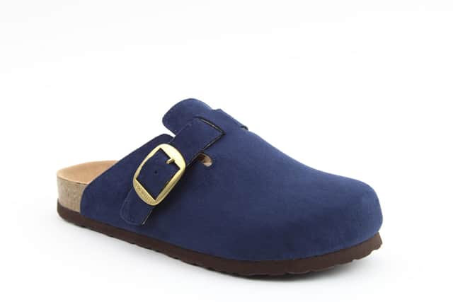 Alessia in navy.